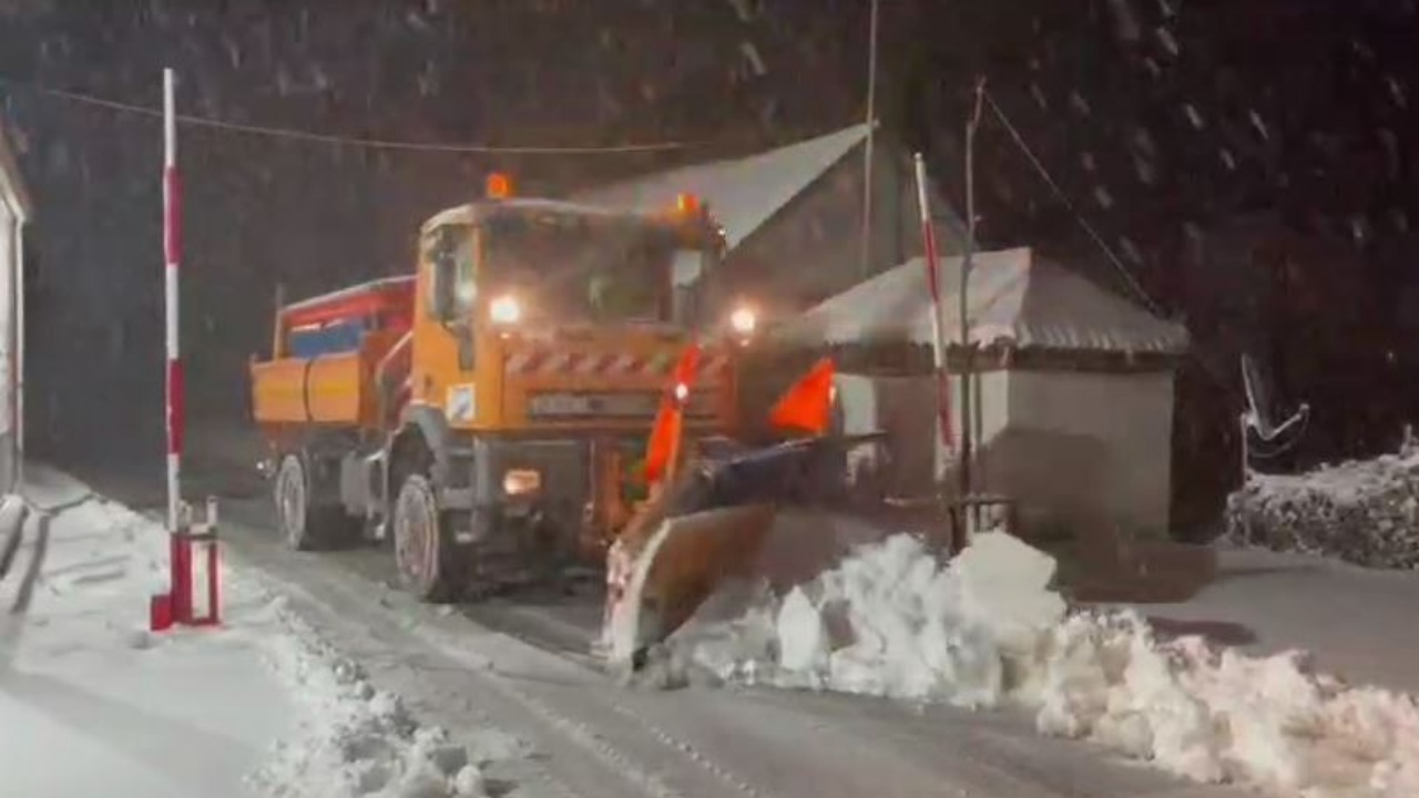 Erërat e forta dhe reshjet e borës bllokojnë veriun! Automjetet vështirësi në lëvizje, duhet të përdorin zinxhirë