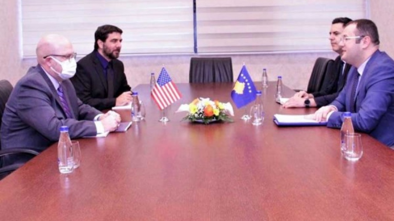 Ambasadori amerikan takohet me guvernatorin e Bankës Qendrore të Kosovës, kërkon të shtyhet vendimi për dinarin serb