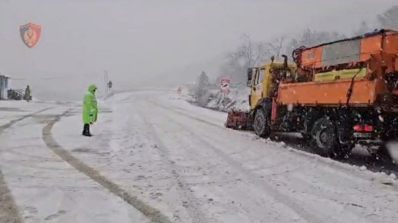 Moti i keq, Ministrja e Infrastrukturës bën bilancin: Si paraqitet situata me bllokimin e rrugëve, energjinë elektrike dhe ujin e pijshëm