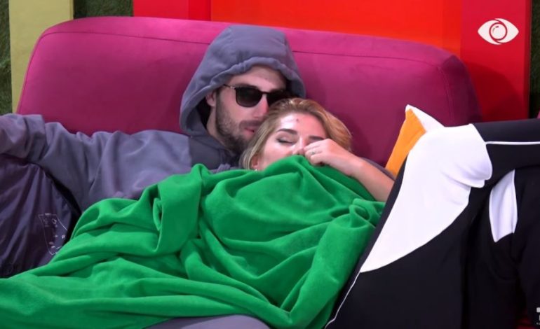 “Fli beb, mos më provoko…”, Ilnisa shtrihet për të fjetur në krahët e Meritonit