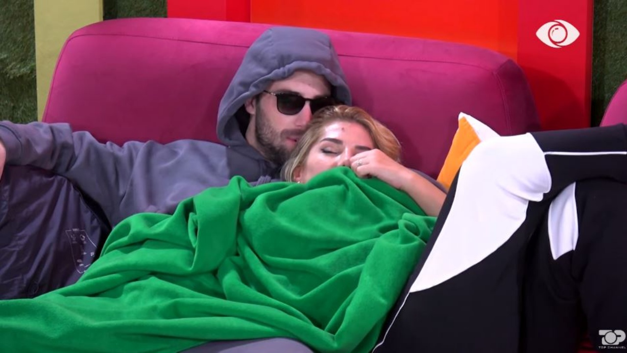 “Fli beb, mos më provoko…”, Ilnisa shtrihet për të fjetur në krahët e Meritonit