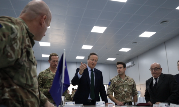 Cameron porosit ushtarët në Kosovë: Banjska mos përsëritet, ose luftojeni!