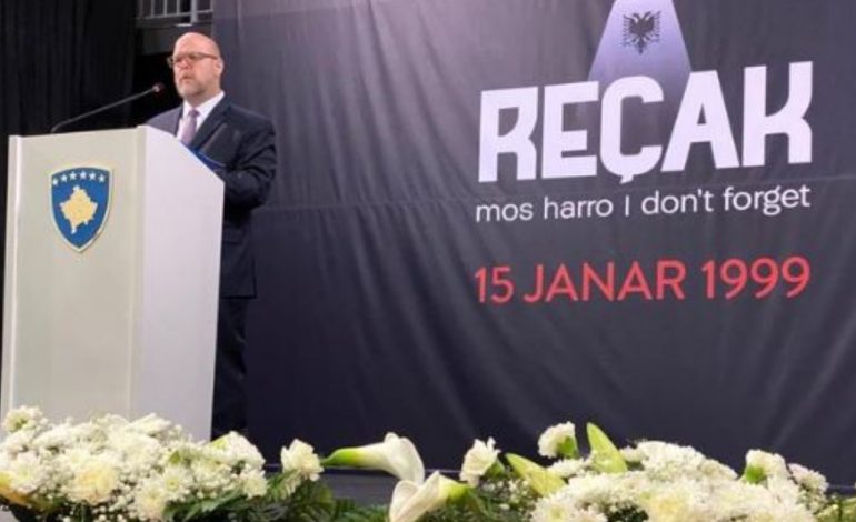 Ambasadori amerikan Hovenier kujton masakrën e Reçakut 25 vite më parë: Mos harroni dhe mohoni atë që ndodhi