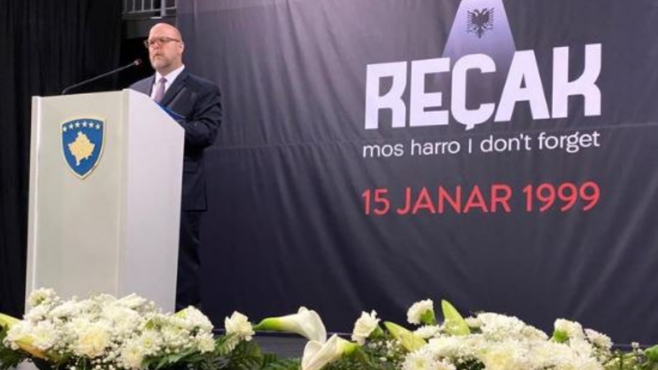 Ambasadori amerikan Hovenier kujton masakrën e Reçakut 25 vite më parë: Mos harroni dhe mohoni atë që ndodhi