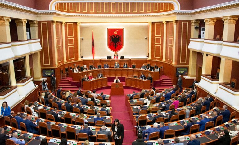 Parlamenti rikthehet më 15 Janar, miratohet kalendari i punimeve