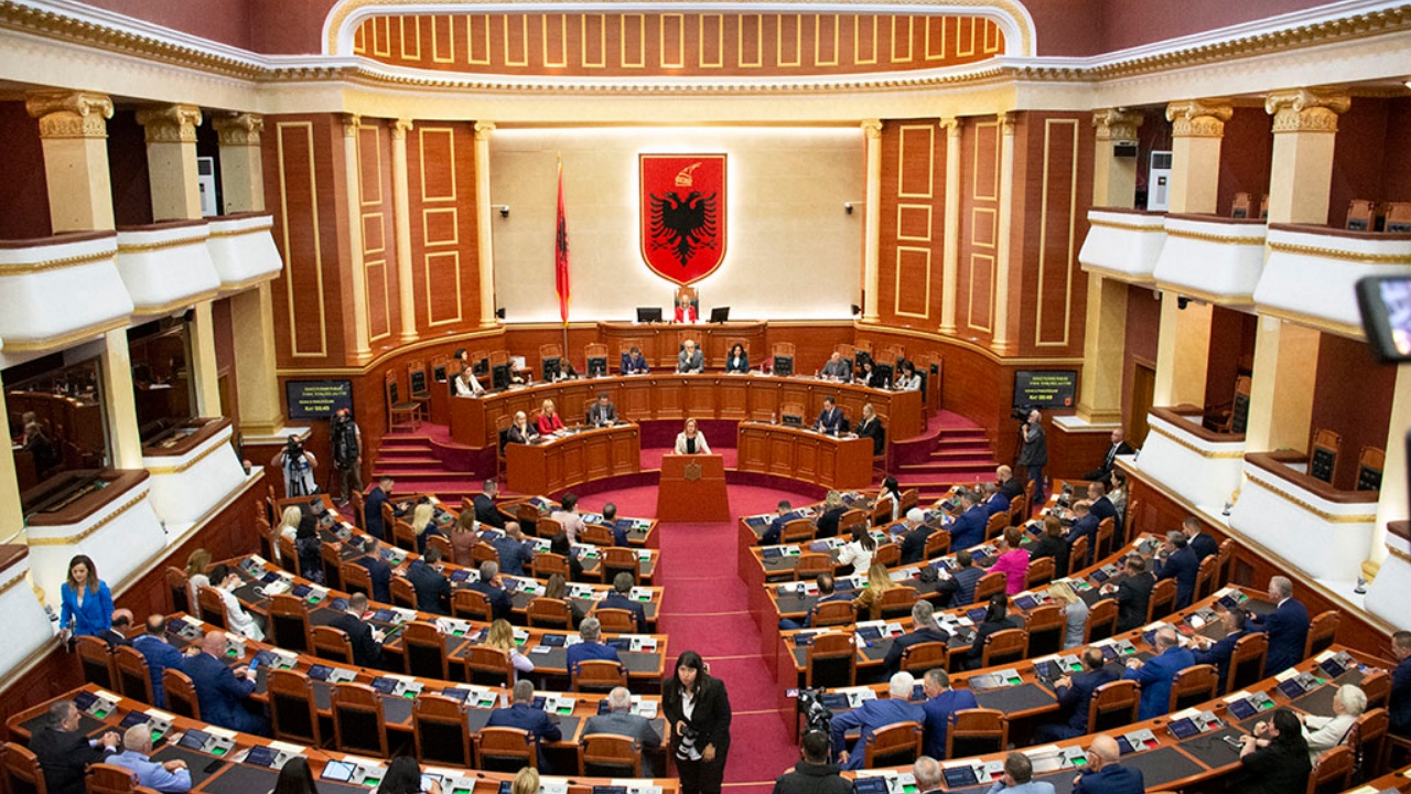 Parlamenti rikthehet më 15 Janar, miratohet kalendari i punimeve