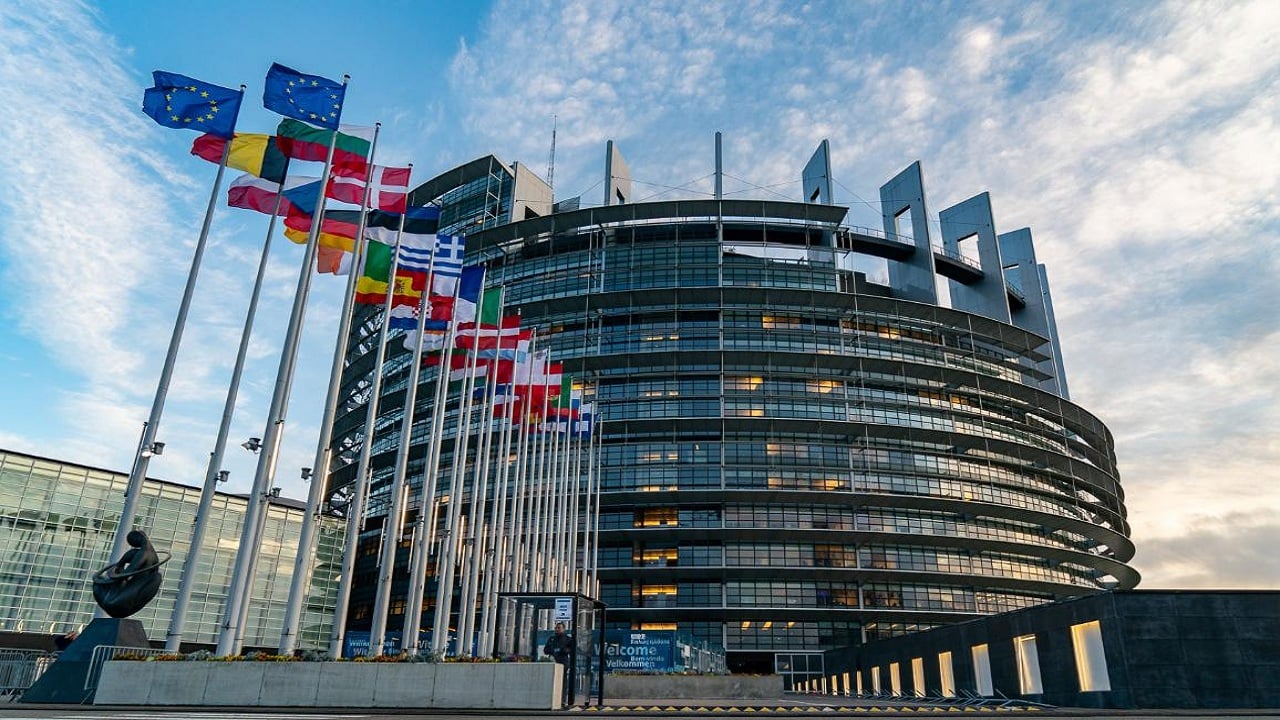 Komisioni Europian insiston: Edhe serbët e Kosovës të udhëtojnë pa viza!
