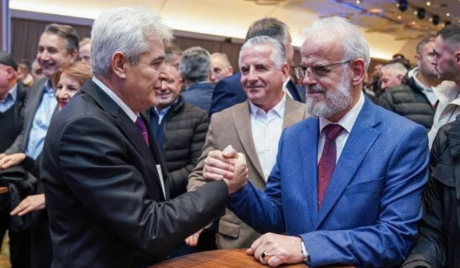 Kryeministri i parë shqiptar në Maqedoninë e Veriut, Rama poston foton e Talat Xhaferit me Ali Ahmetin: M’u kujtua fjala e mençur e një politikani të madh…