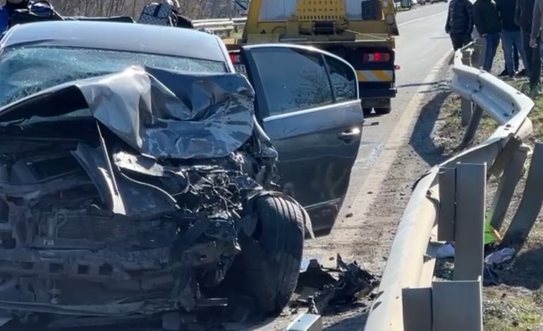 Video lajm/ Aksidenti i rëndë në Lezhë! Makina e bërë copash nga përplasja, katër persona në gjendje kritike për jetën