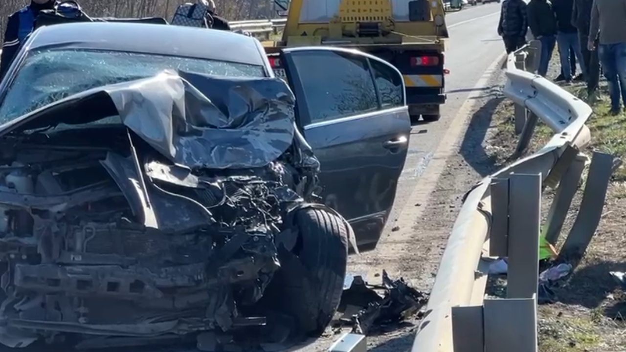 Video lajm/ Aksidenti i rëndë në Lezhë! Makina e bërë copash nga përplasja, katër persona në gjendje kritike për jetën