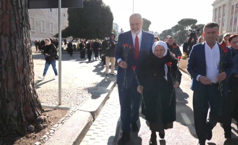 Me lule në duar/ Homazhet për “21 Janarin”, Kryeministri Rama në krah të familjarëve të viktimave