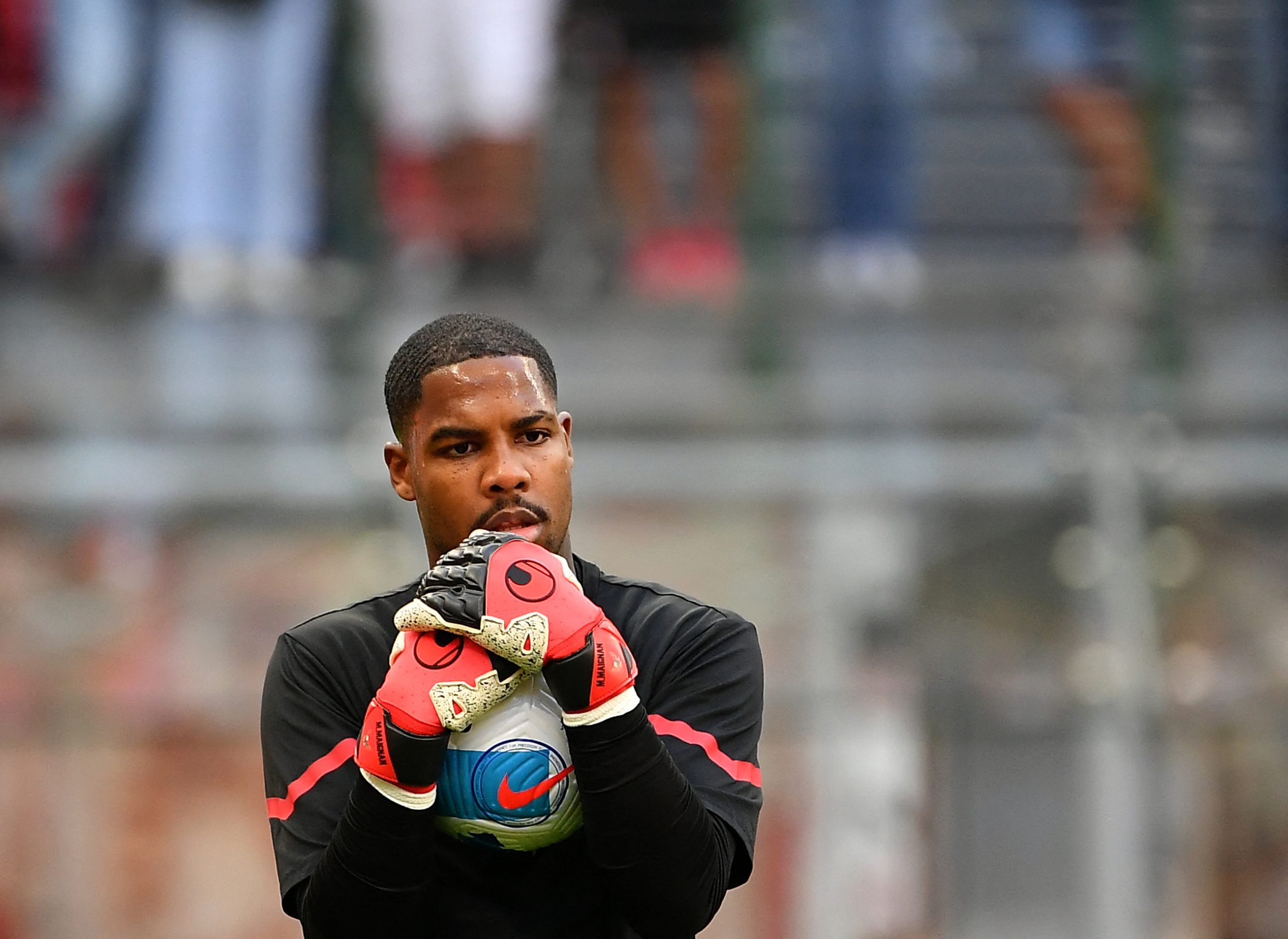 Racizmi ulet “këmbëkryq” në Serie A, portieri i Milanit largohet nga fusha, ndërpritet ndeshja për disa minuta