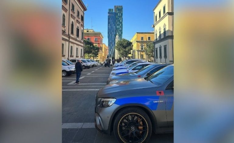 Fotot/ Makinat luksoze 100 mijë euro të grupeve kriminale i kalojnë Policisë së Shtetit, mes tyre edhe“Benzi” i Miss-it shqiptar