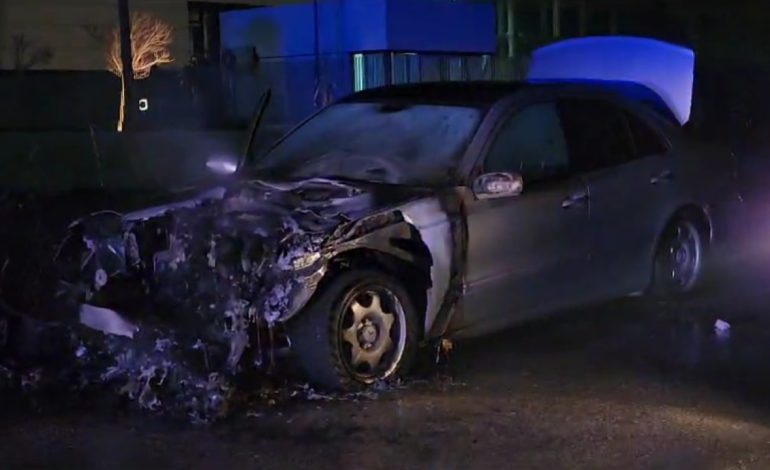 Merr flakë makina në ecje në Fier, shkaktohen dëme materiale