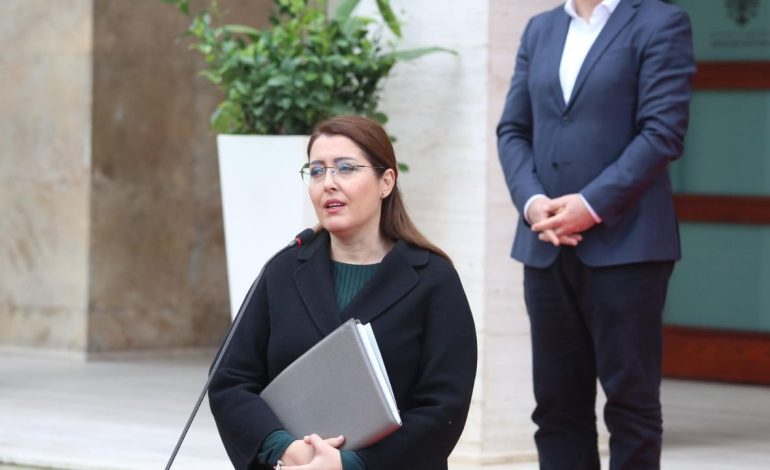 “Nuk më kanë dhënë shpërblimet”, Manastirliu reagon pas deklaratës së Luiza Gegës: Do të vijojë mbështetja