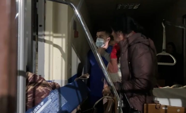 Pamjet/ Kaos në spitalin e Shkodrës, momenti kur zjarrfikësit ndërhyjnë për të shuar flakët dhe nxjerrin pacientët