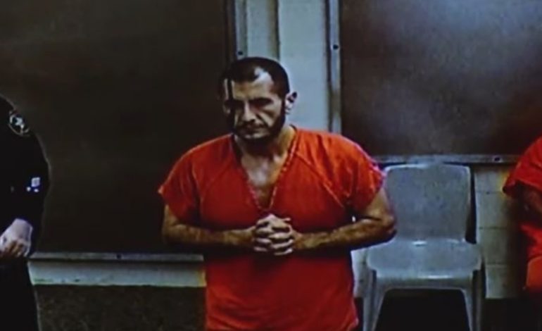 Video/ “A do caktoni një avokat mbrojtës për mua?” Vrau ish-bashkëshorten në sy të vajzës, Renato Muhaj del para gjykatës