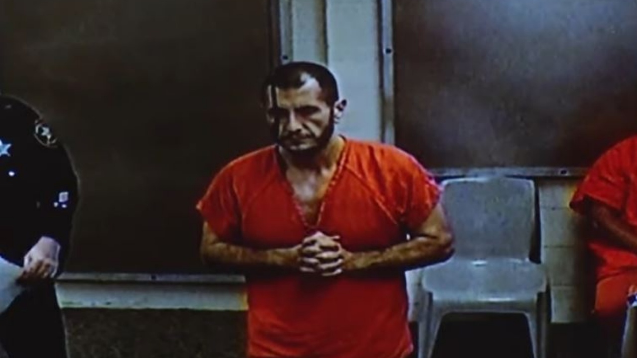 Video/ “A do caktoni një avokat mbrojtës për mua?” Vrau ish-bashkëshorten në sy të vajzës, Renato Muhaj del para gjykatës