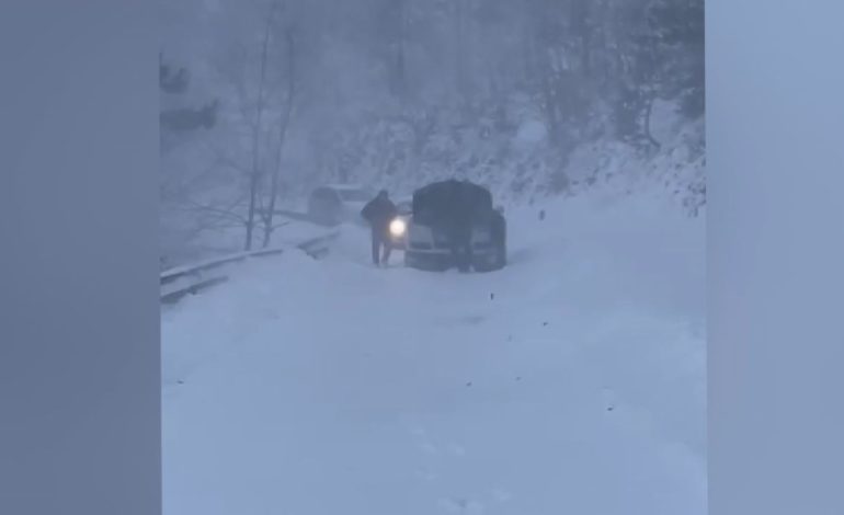 Video/ Gra e fëmijë të bllokuar në mes të rrugës në Iballë! Bora arrin deri në 1 metër në Fushë-Arrëz