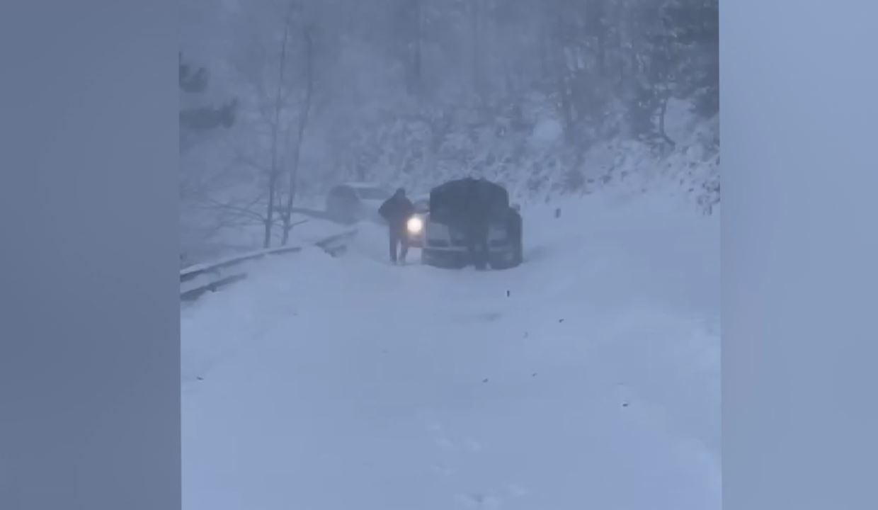 Video/ Gra e fëmijë të bllokuar në mes të rrugës në Iballë! Bora arrin deri në 1 metër në Fushë-Arrëz