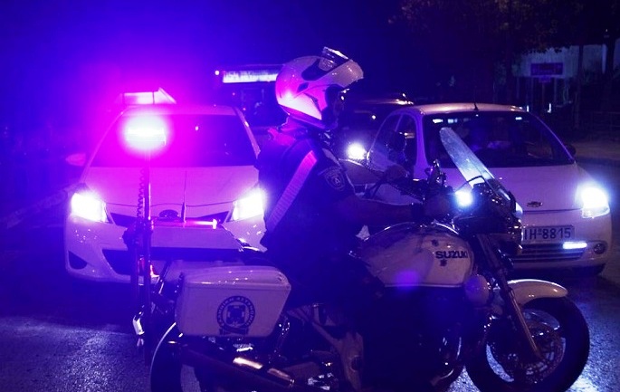 Djali qëllon të atin në gjoks dhe njofton policinë: E gjeta të mbuluar…