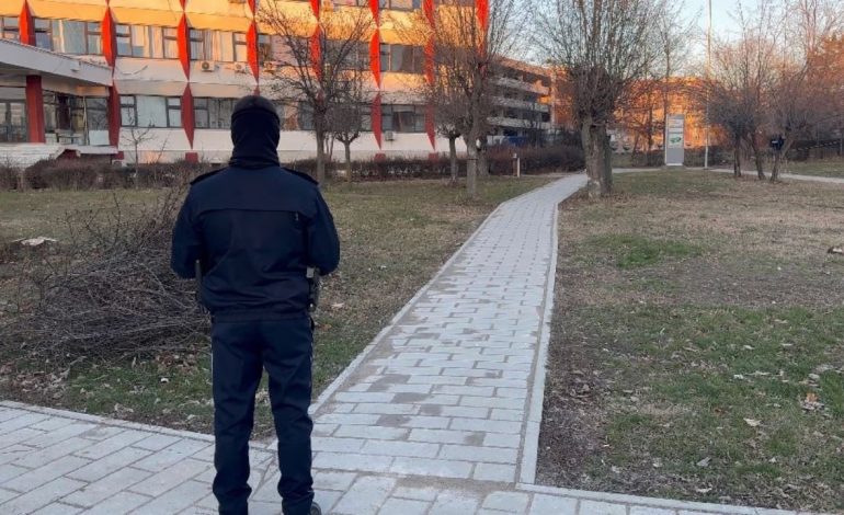 Alarmi për shpërthim në QKUK, reagon Policia e Kosovës: Mjetet e dyshuara janë materiale shkollore