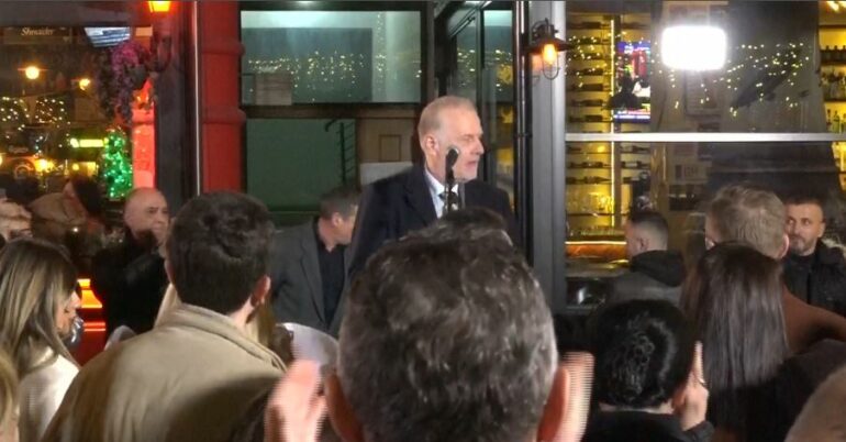 Berisha në shtëpi, mbështetësit i mblidhen sërish poshtë pallatit