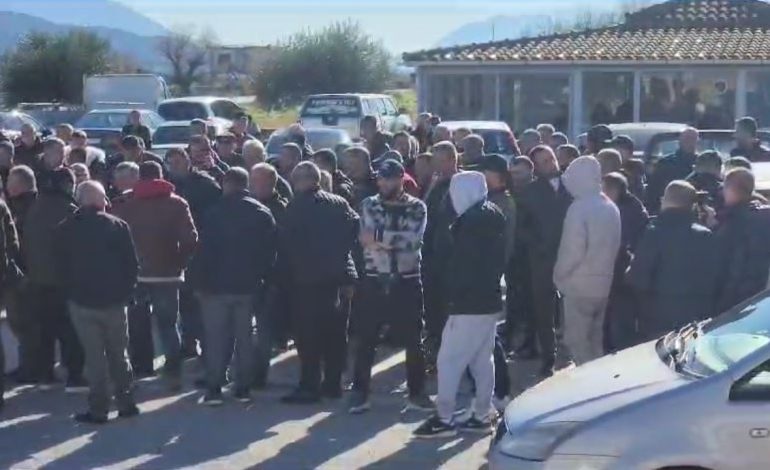 Blegtorët e Jugut në protestë, bllokohet aksi Kardhiq-Delvinë! Ndër kërkesat e tyre, stabilizimi i çmimit të qumështit