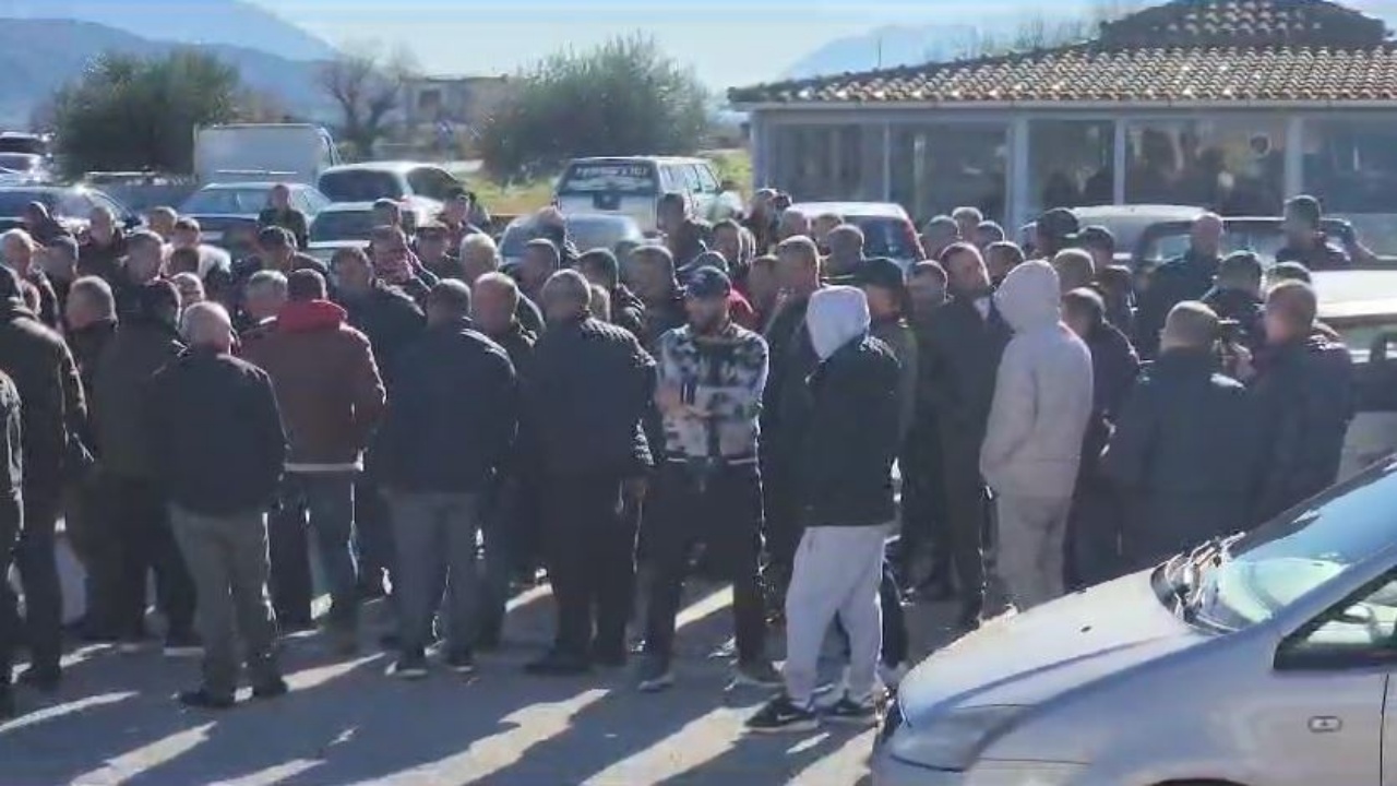 Blegtorët e Jugut në protestë, bllokohet aksi Kardhiq-Delvinë! Ndër kërkesat e tyre, stabilizimi i çmimit të qumështit