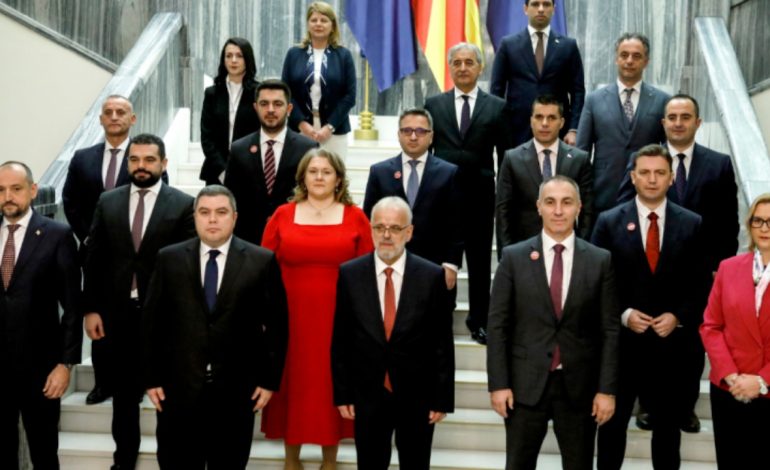 Maqedonia e Veriut me kryeministër shqiptar! Sot i dorëzohet detyra Talat Xhaferit