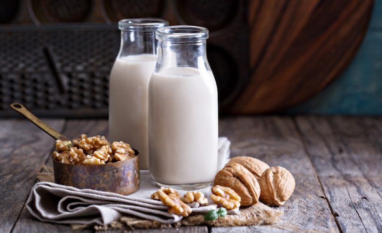 Qumështi i Arrave për Trurin dhe Zemrën – Përfitimet dhe Vlerat