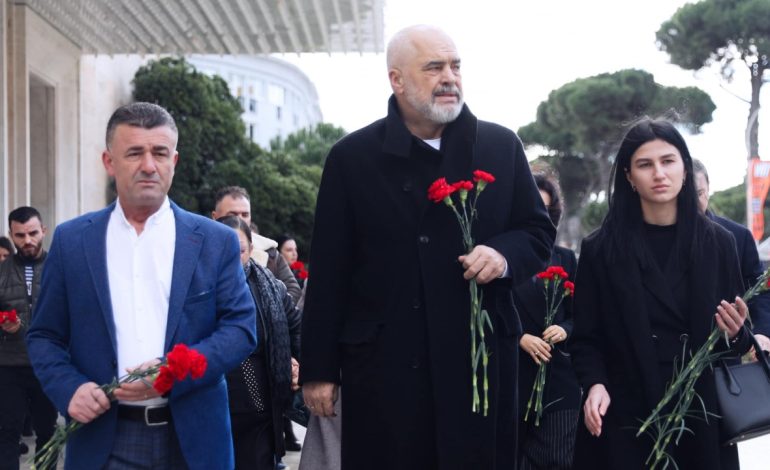 13 vjetori i ngjarjes së rëndë, mbetën të vdekur katër qytetarë, Rama: Drejtësi për 21 Janarin!