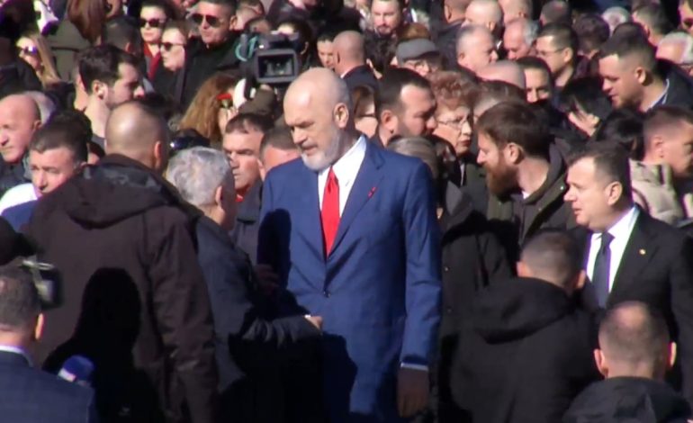 13 vite nga ngjarja e rëndë e “21 Janarit”/ Familjarë dhe qytetarë homazhe në bulevardin “Dëshmorët e Kombit” 
 21/01/2024 11:08