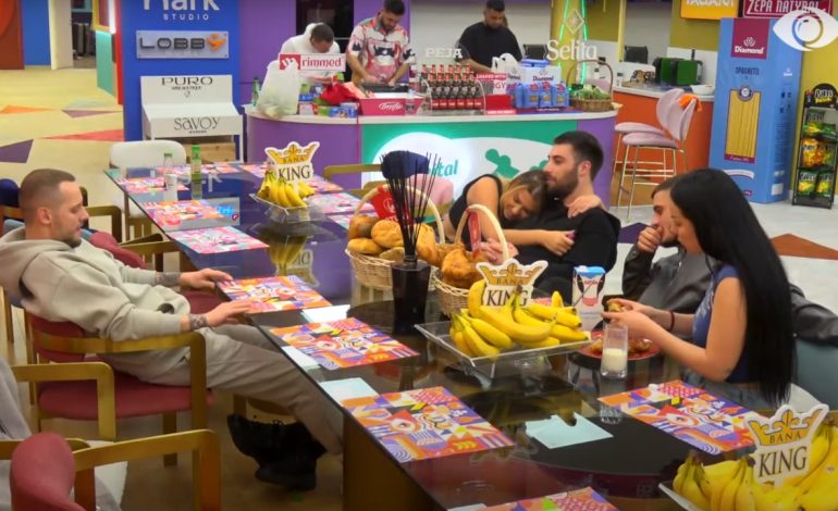 “Më dhemb trupi”/ Meritoni ofrohet ta ndihmojë, ironia e Rikes: Jo, se mërzitet nusja