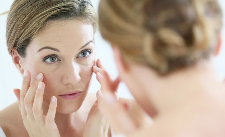 Pozicionet e Fjetjes Ndikojnë tek Rrudhat dhe Lëkura