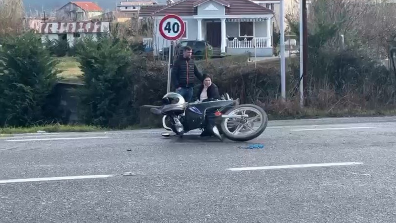 LAJM I FUNDIT/ Aksident në autostradën Lezhë-Milot, motori përplaset me një makinë