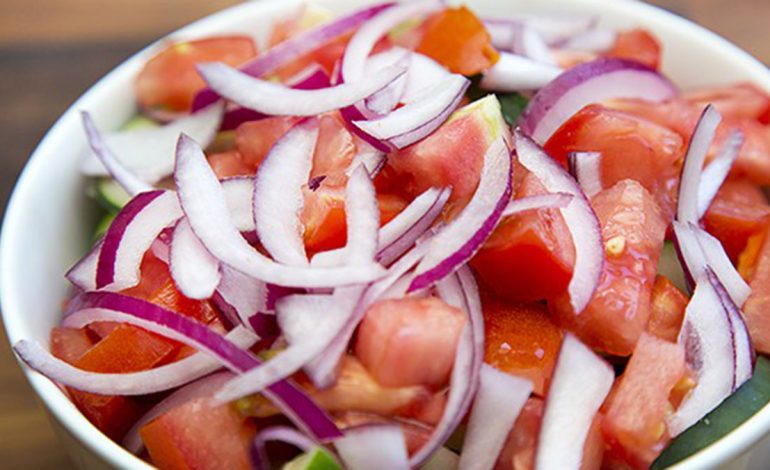 A Duhet Ngrënë Qepa në Darkë – Çfarë i Ndodh Organizmit