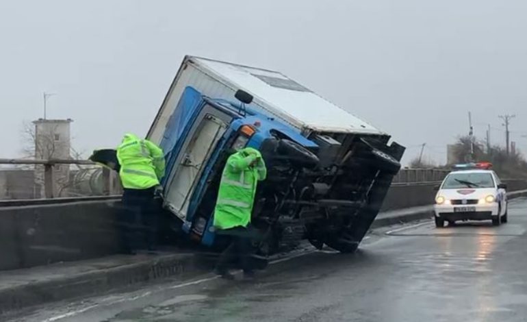 Video/ Era e fortë vështirëson lëvizjen në superstradën Lezhë-Milot, kamioni përmbyset në anë të urës