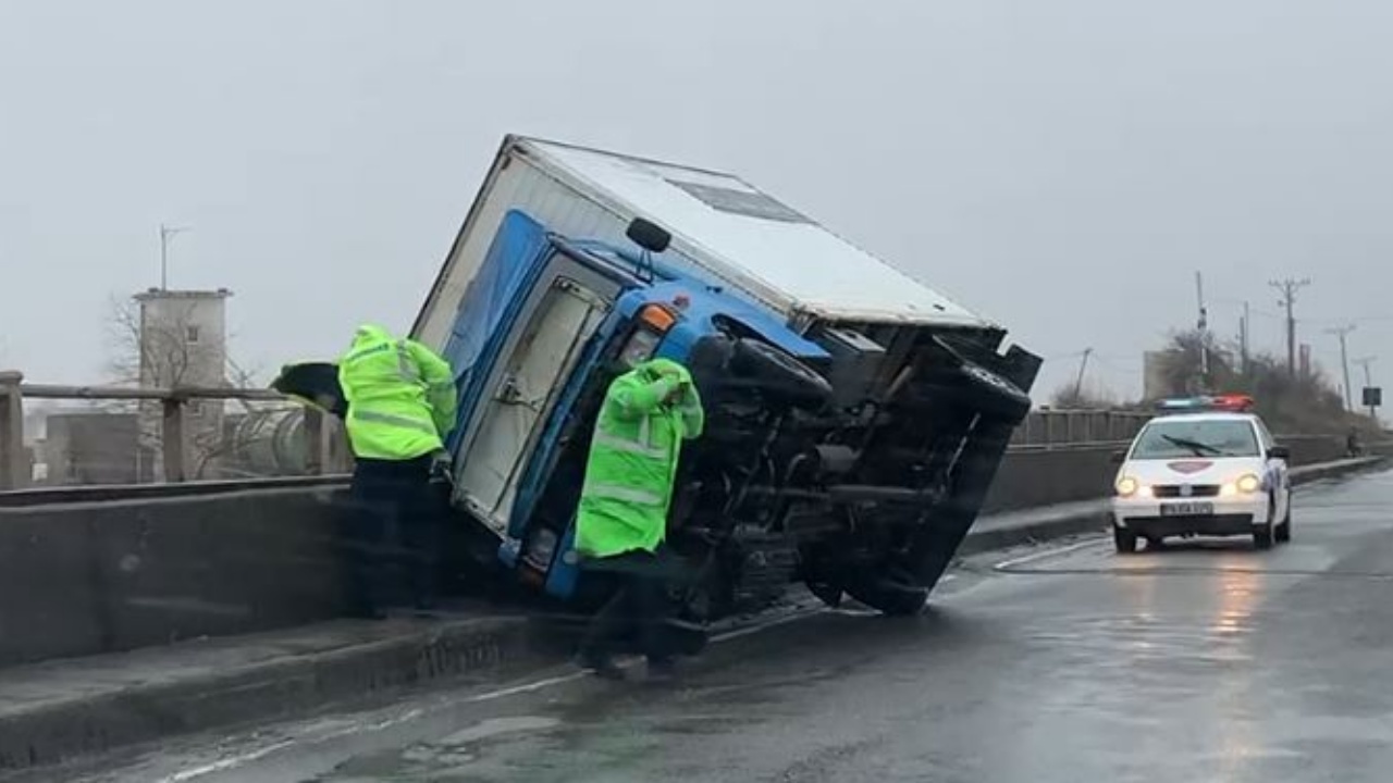 Video/ Era e fortë vështirëson lëvizjen në superstradën Lezhë-Milot, kamioni përmbyset në anë të urës