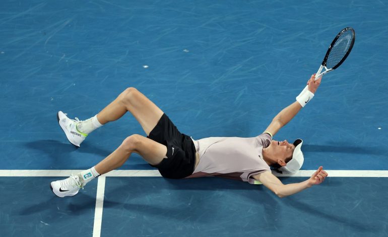 Historike në tenis, një italian triumfon në Australian Open, Sinner përmbys rusin në finale
