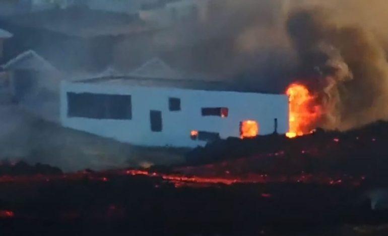 Vullkani i Islandës! Situata brenda Grindavik pas çarjes së barrierave nga llava, shumë serioze