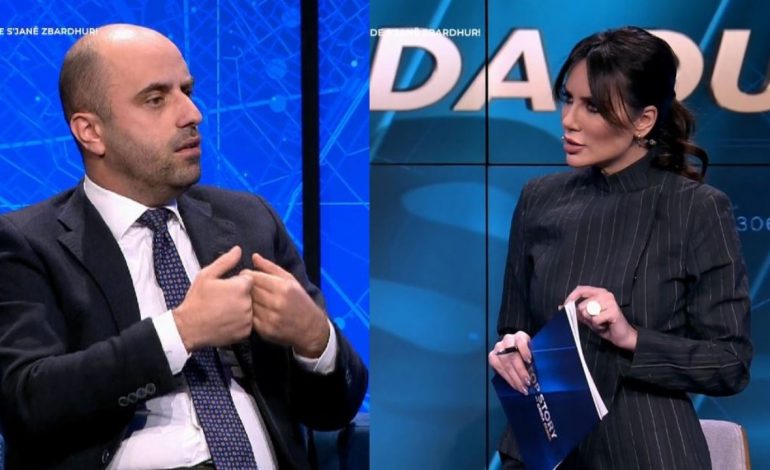 “Nuk e lë fjalën këtu të bjerë në tokë”, Duma debat me këshilltarin e Pacollit: Boll me të pavërteta