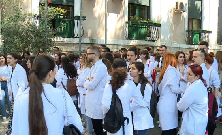 Pas vendimit të Gjykatës Kushtetuese, studentët e mjekësisë të vendosur: Jemi gati të mbushim sheshet nëse e drejta jonë cenohet