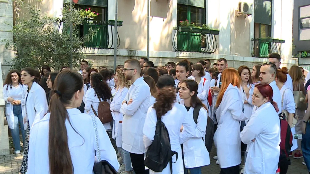 Pas vendimit të Gjykatës Kushtetuese, studentët e mjekësisë të vendosur: Jemi gati të mbushim sheshet nëse e drejta jonë cenohet