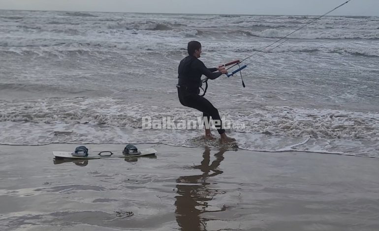 Të rinjtë sfidojnë motin e keq dhe dallgët e larta, bëjnë Kitesurf në këtë të ftohtë janari në plazhin e Durrësit