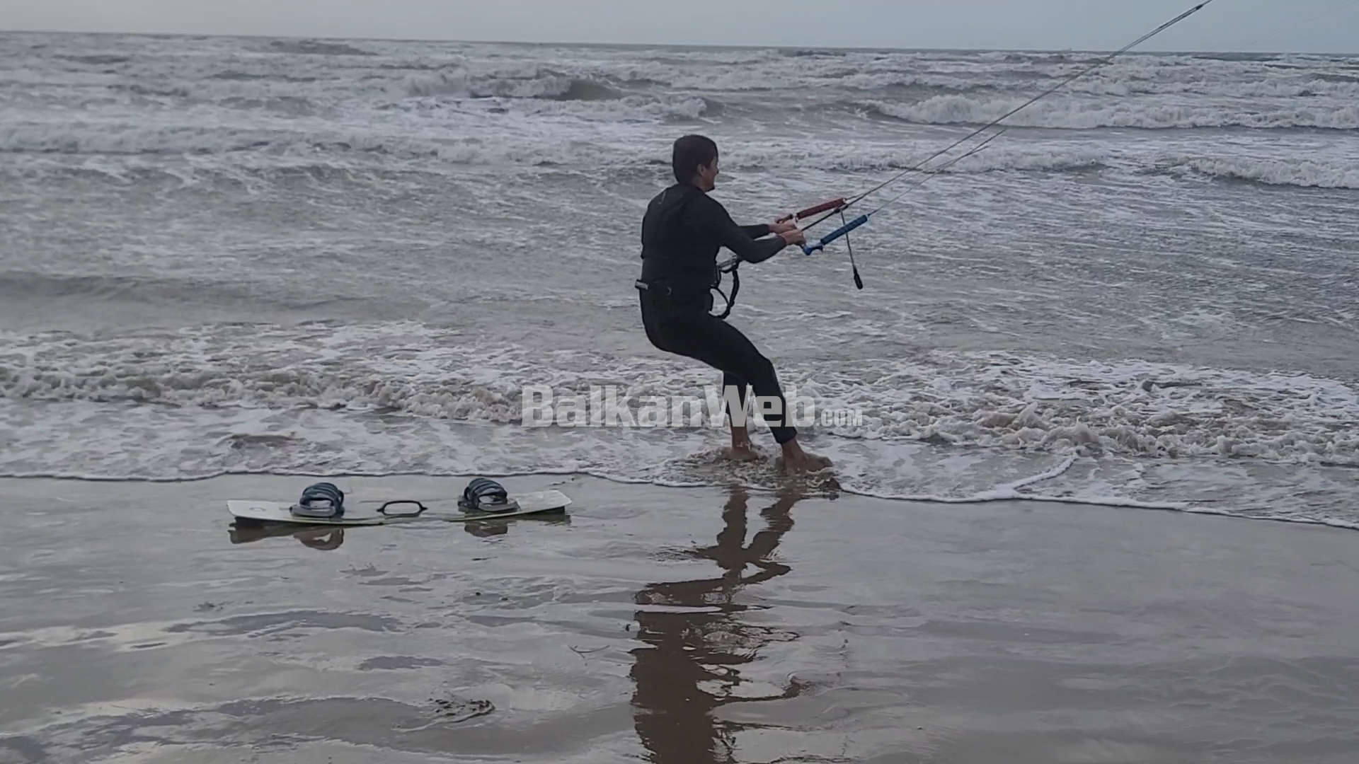 Të rinjtë sfidojnë motin e keq dhe dallgët e larta, bëjnë Kitesurf në këtë të ftohtë janari në plazhin e Durrësit