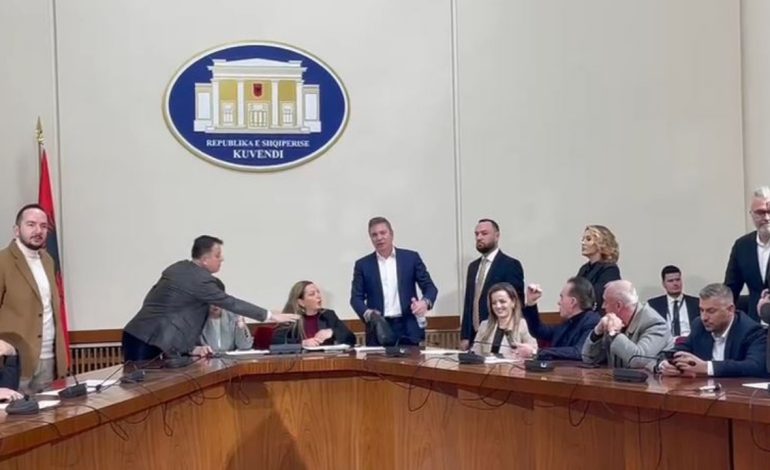 Mbledhja e parë u pezullua pas përplasjeve me opozitën, kur do të mblidhet Komisioni për Reformën Zgjedhore