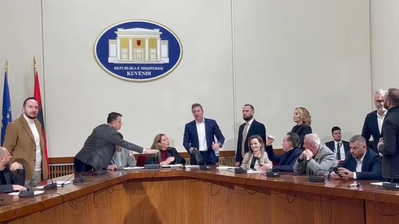 Mbledhja e parë u pezullua pas përplasjeve me opozitën, kur do të mblidhet Komisioni për Reformën Zgjedhore