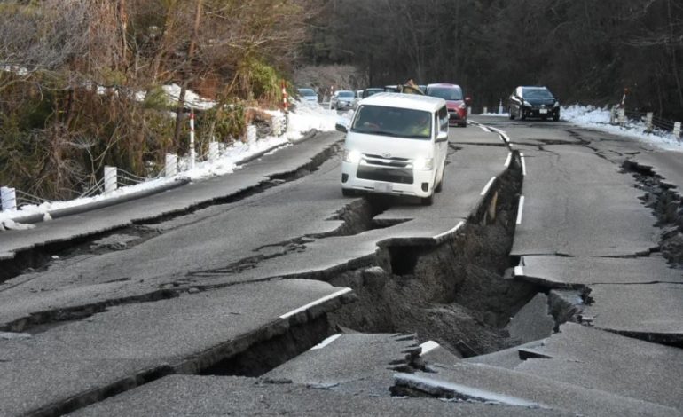 VIDEO/ Rrugë të çara dhe shkatërrim total, rritet numri i viktimave në Japoni