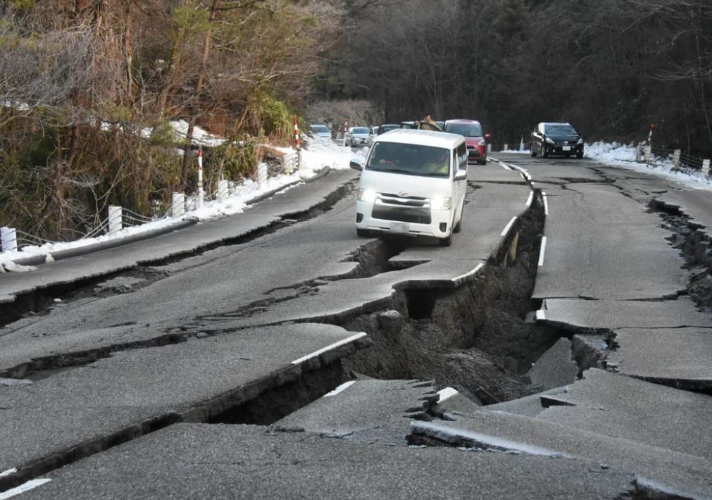 VIDEO/ Rrugë të çara dhe shkatërrim total, rritet numri i viktimave në Japoni